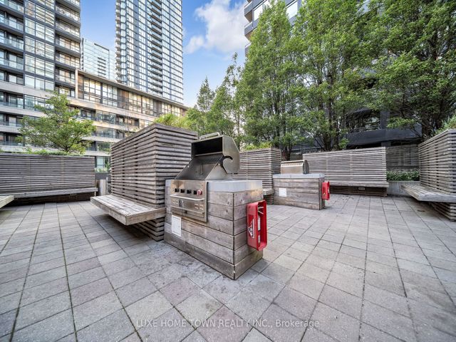 711 - 4K Spadina Ave