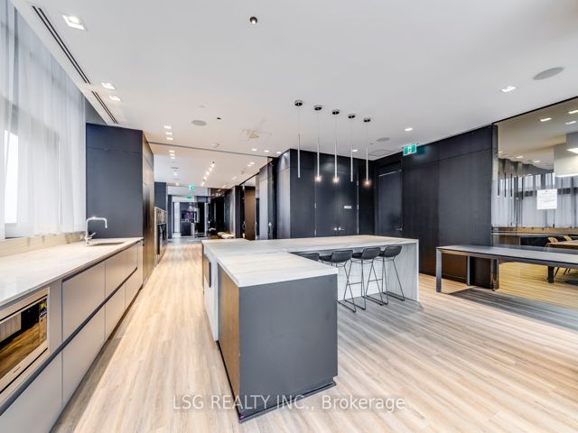 5205 - 8 Eglinton Ave E