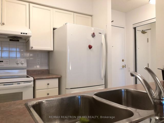1108 - 8 Hillcrest Ave