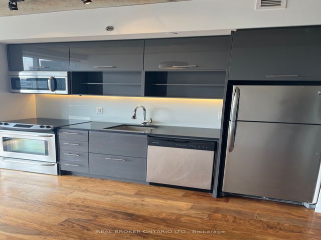 915 - 32 Trolley Cres