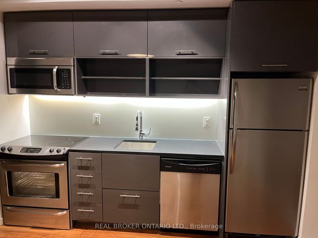 915 - 32 Trolley Cres