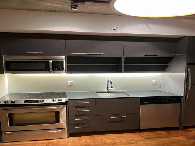 915 - 32 Trolley Cres