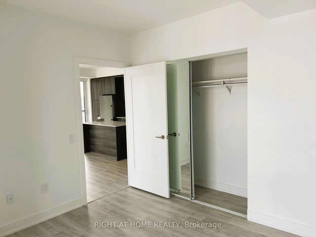1404 - 30 Inn On The Park Dr