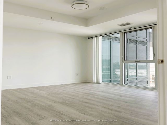 1404 - 30 Inn On The Park Dr