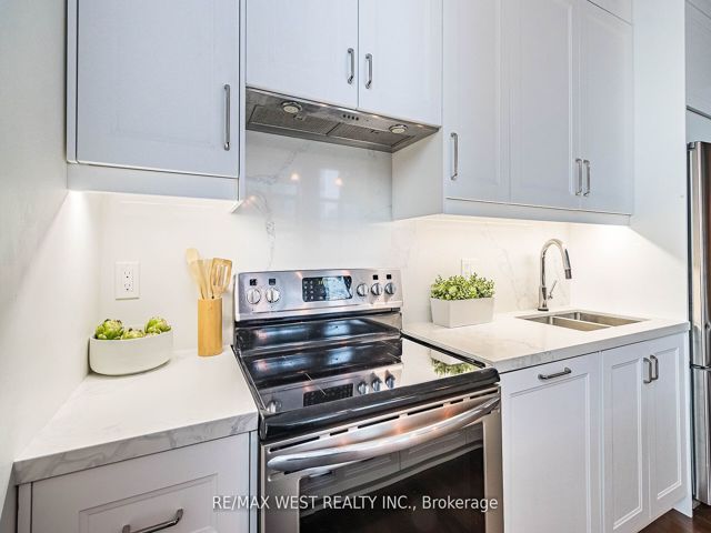 821 - 155 Dalhousie St