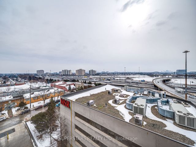 811 - 8 Tippett Rd