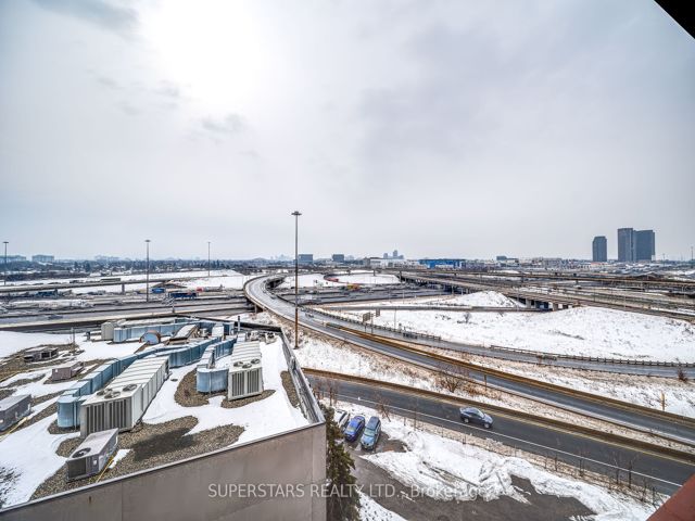 811 - 8 Tippett Rd