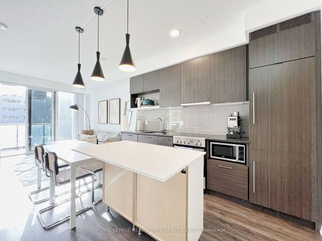 306 - 435 Richmond St W