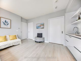 1811 - 2221 Yonge St