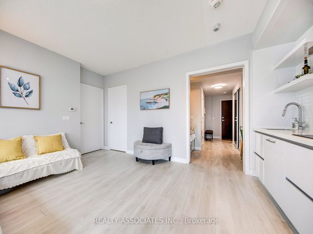 1811 - 2221 Yonge St