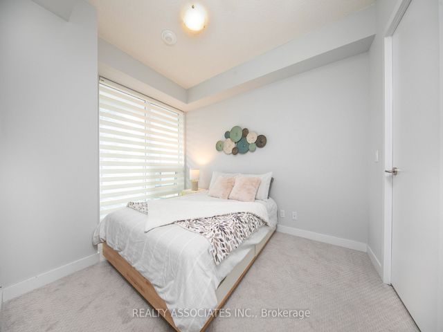 1811 - 2221 Yonge St