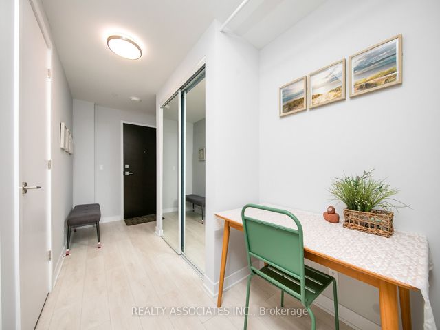 1811 - 2221 Yonge St