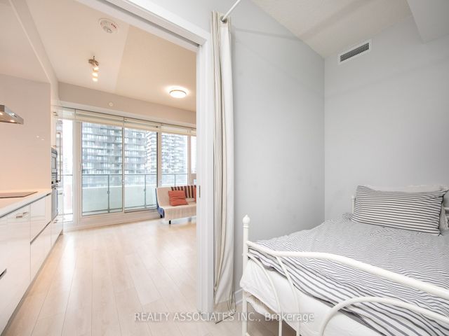 1811 - 2221 Yonge St