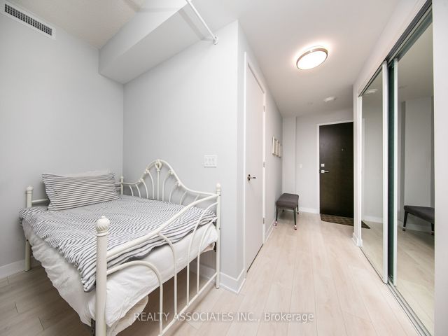 1811 - 2221 Yonge St