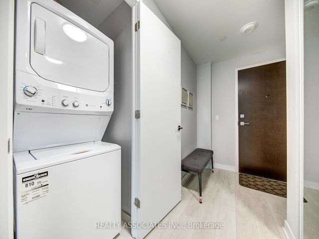 1811 - 2221 Yonge St