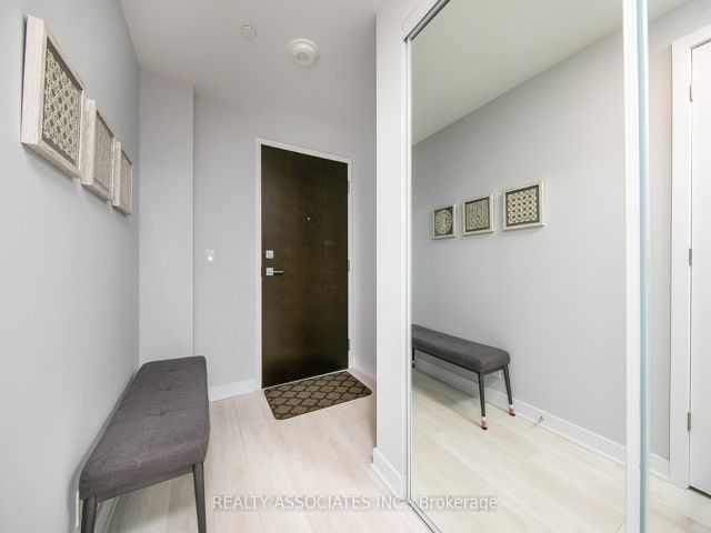 1811 - 2221 Yonge St