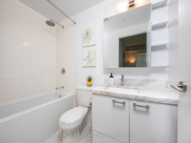 1811 - 2221 Yonge St