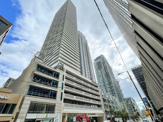 1811 - 2221 Yonge St