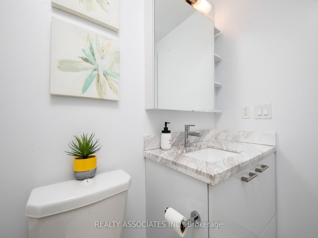 1811 - 2221 Yonge St