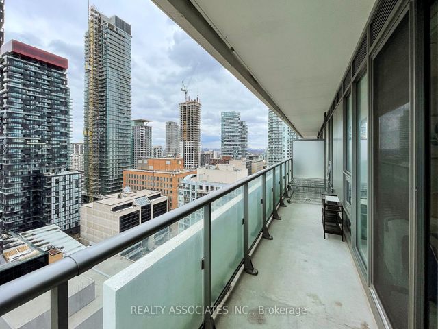 1811 - 2221 Yonge St