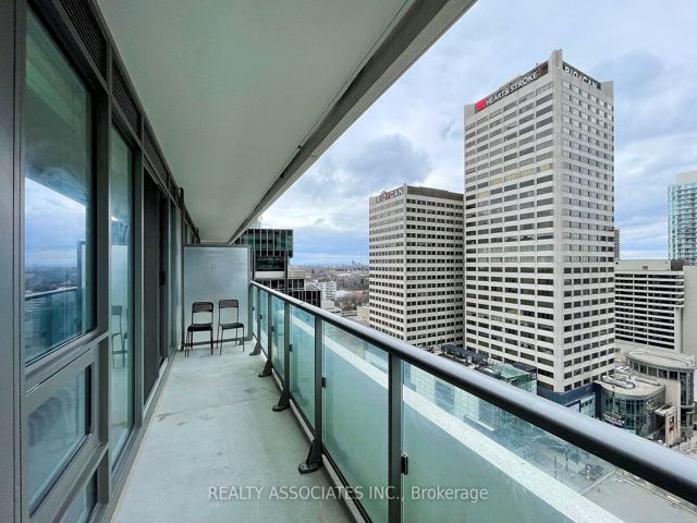 1811 - 2221 Yonge St