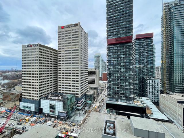1811 - 2221 Yonge St