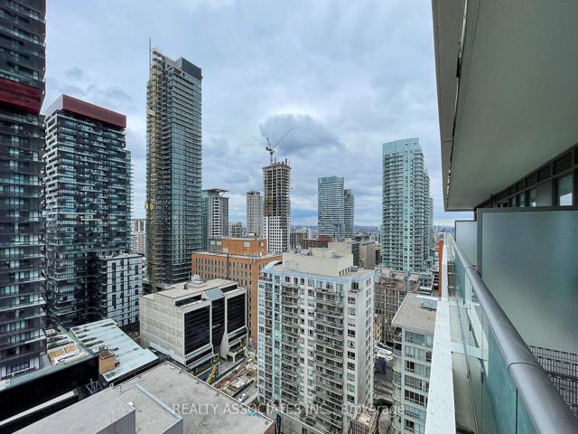 1811 - 2221 Yonge St