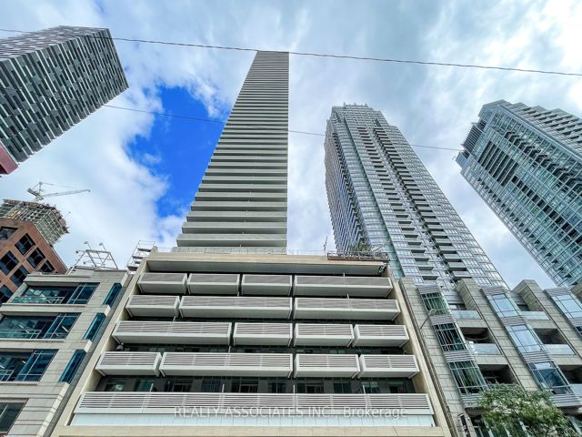 1811 - 2221 Yonge St
