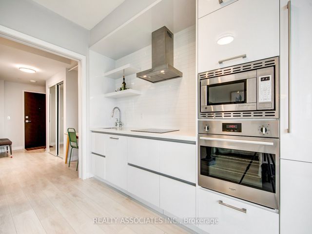 1811 - 2221 Yonge St