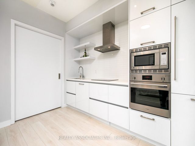 1811 - 2221 Yonge St