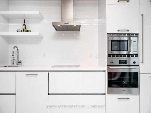 1811 - 2221 Yonge St