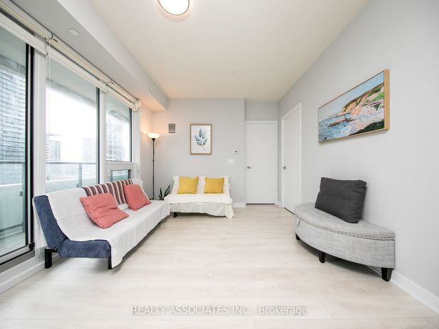 1811 - 2221 Yonge St