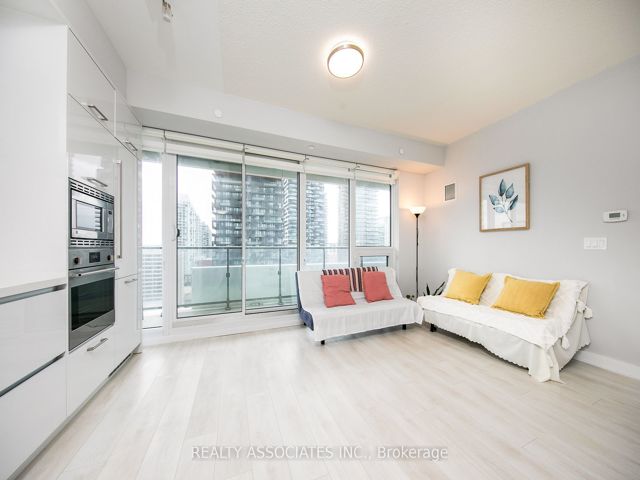 1811 - 2221 Yonge St