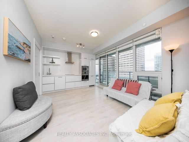 1811 - 2221 Yonge St