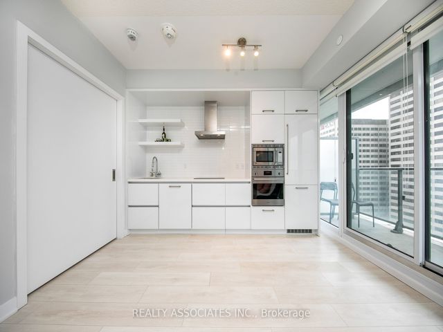 1811 - 2221 Yonge St