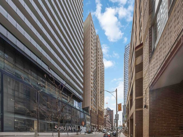 1802 - 25 Grenville St
