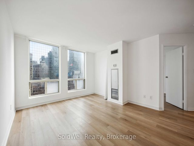 1802 - 25 Grenville St