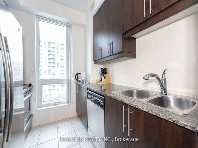 811 - 18 Holmes Ave