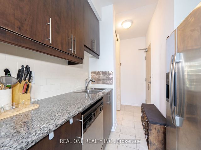 811 - 18 Holmes Ave
