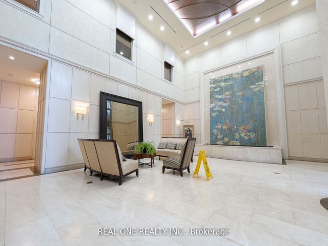 811 - 18 Holmes Ave