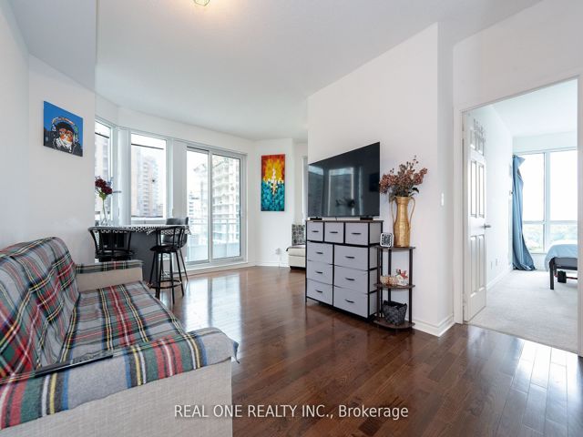 811 - 18 Holmes Ave