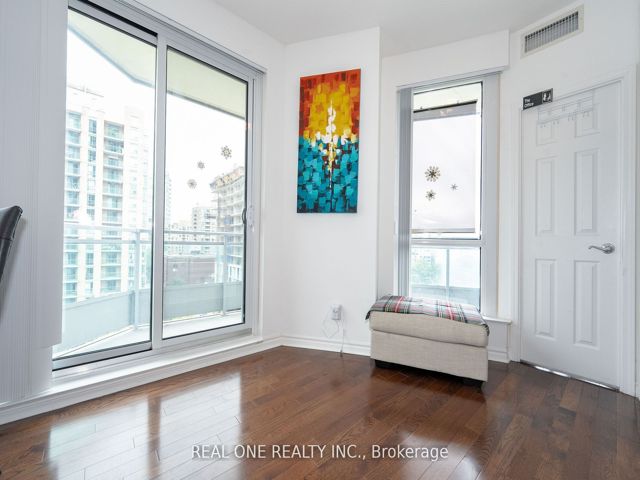 811 - 18 Holmes Ave
