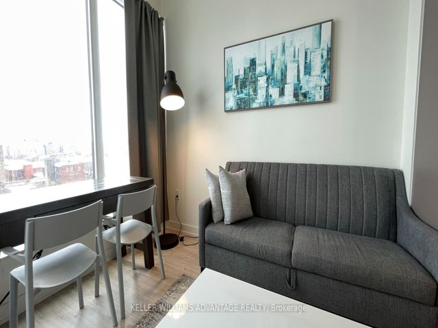 813W - 27 Bathurst St