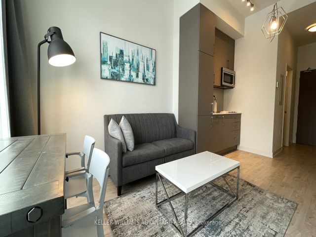 813W - 27 Bathurst St