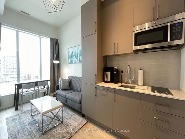 813W - 27 Bathurst St