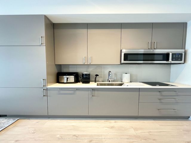 813W - 27 Bathurst St