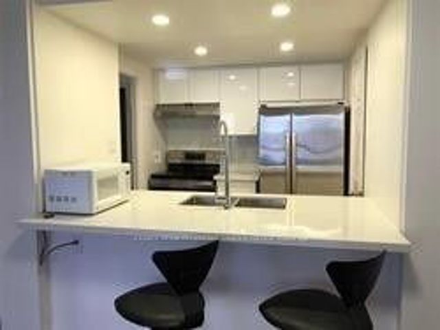 1106 - 717 Bay St