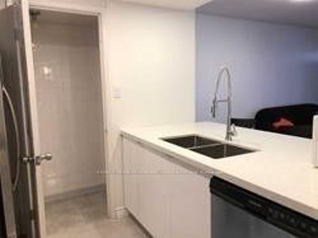 1106 - 717 Bay St