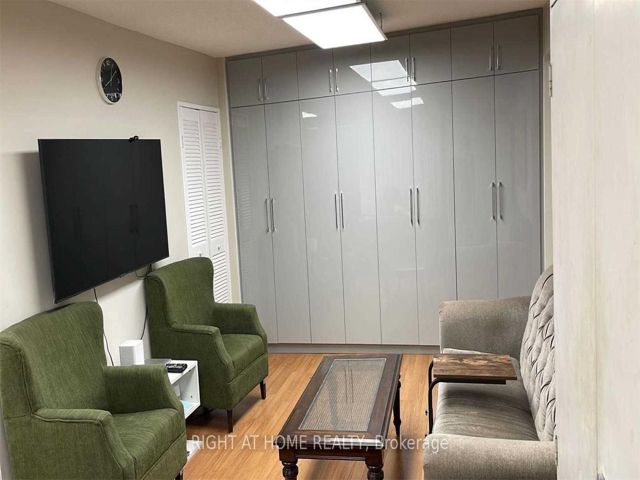 1415 - 260 Seneca Hill Dr