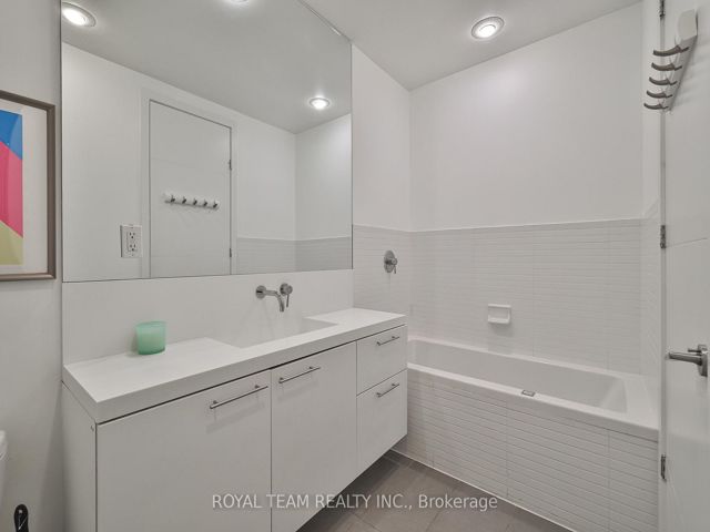 301 - 66 Portland St